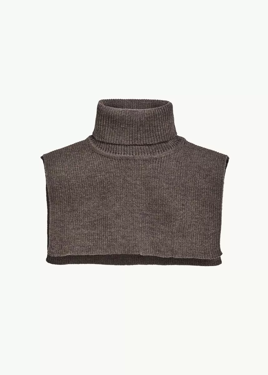 Hals i ribbestrikket ull