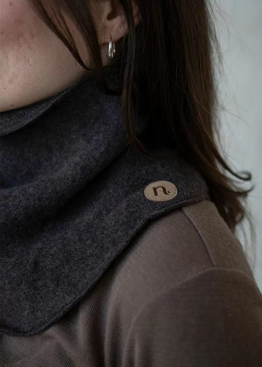 Ullfleecehals med knapper 