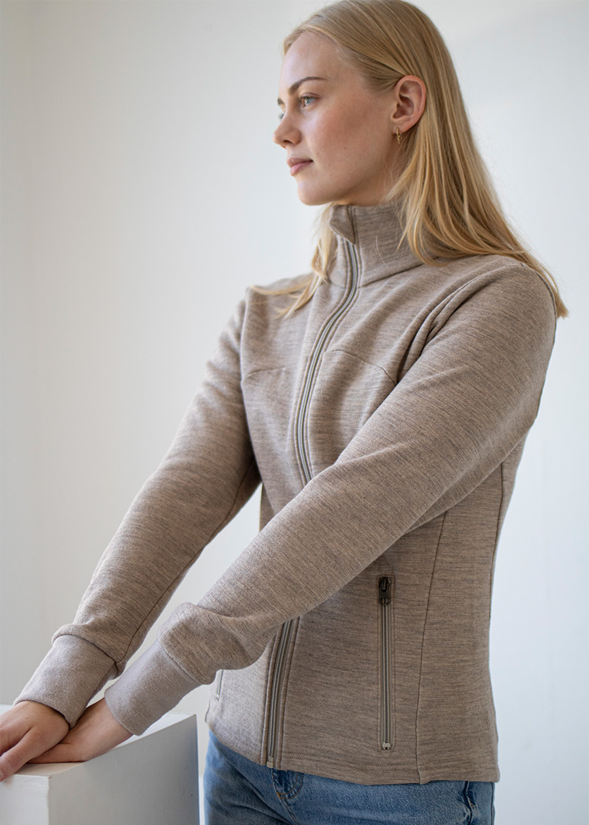 Innsvinget damejakke i ullfrotté