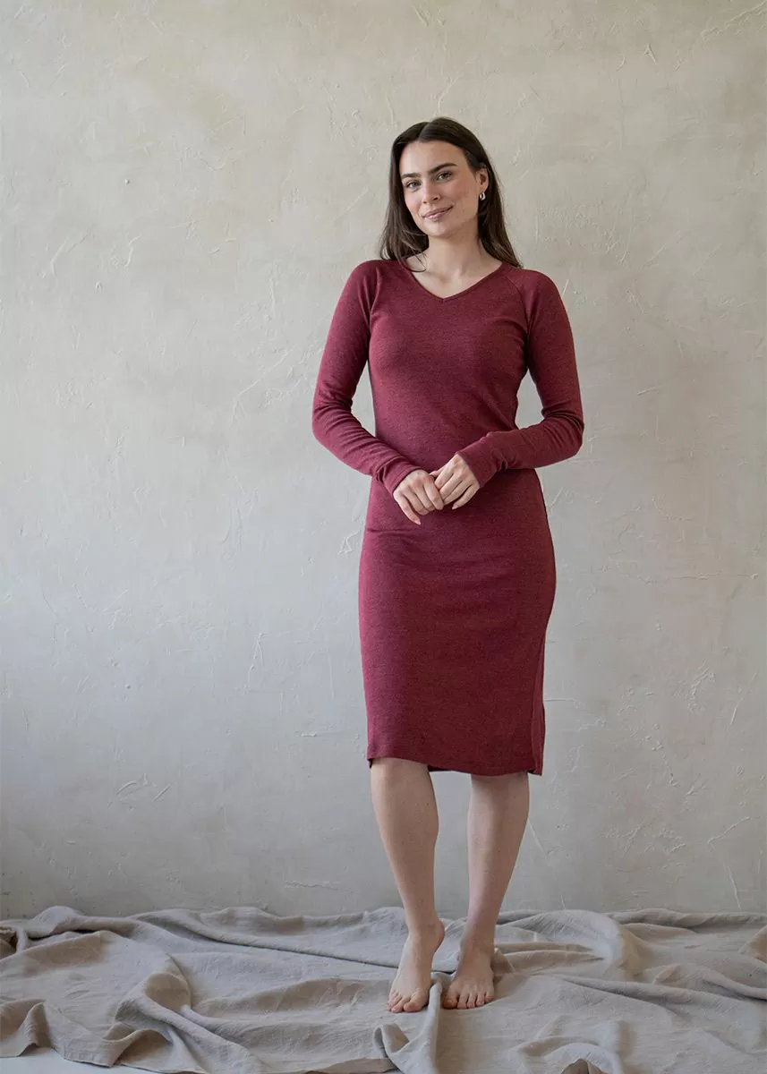 Kjole i finull med silke og v-hals 