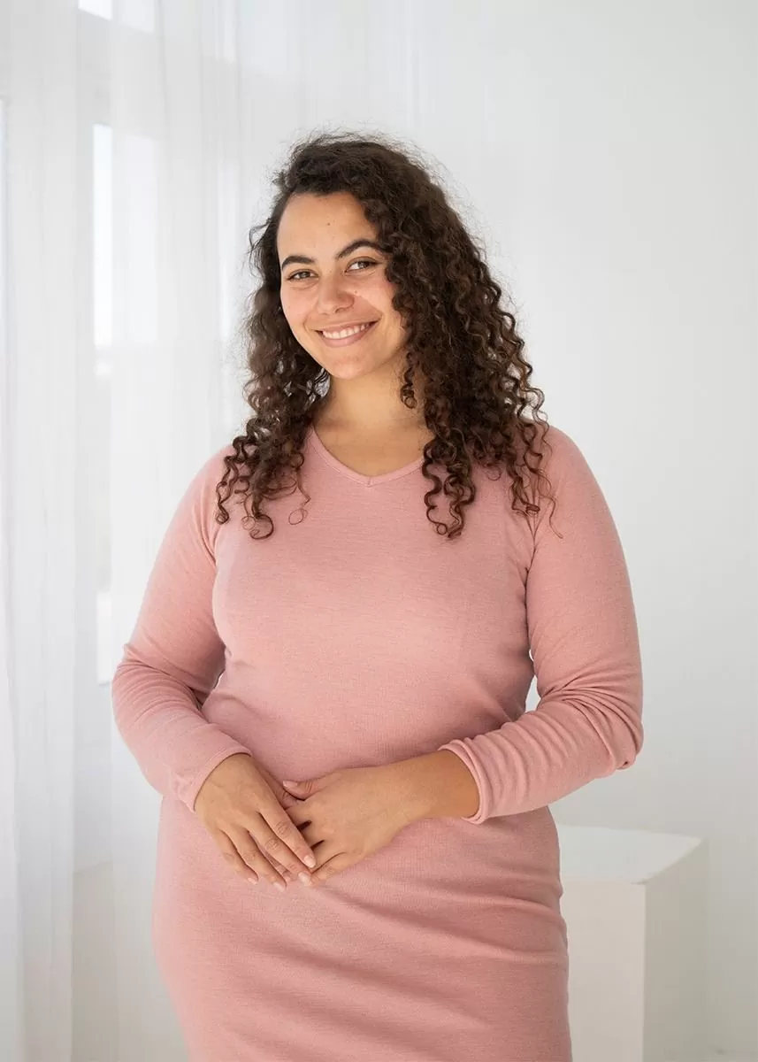 Kjole i finull med silke og v-hals