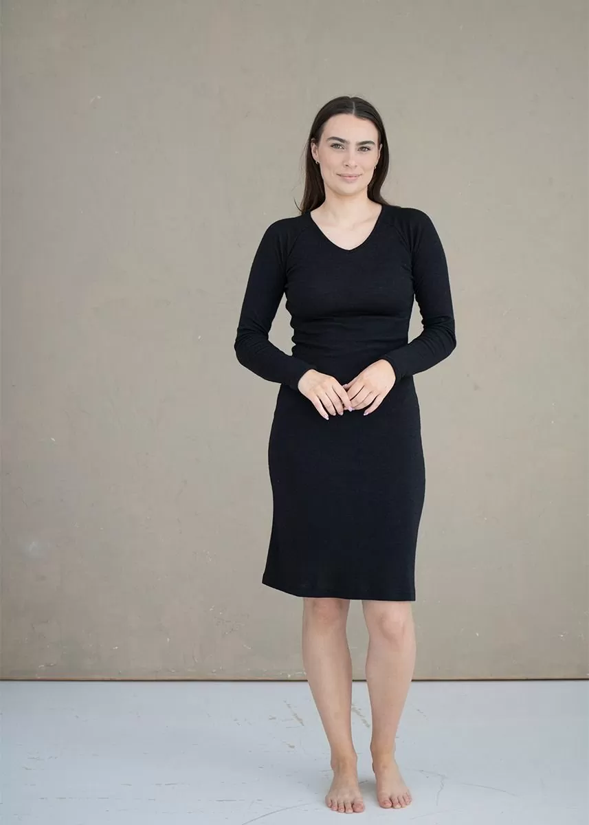 Kjole i finull med silke og v-hals 