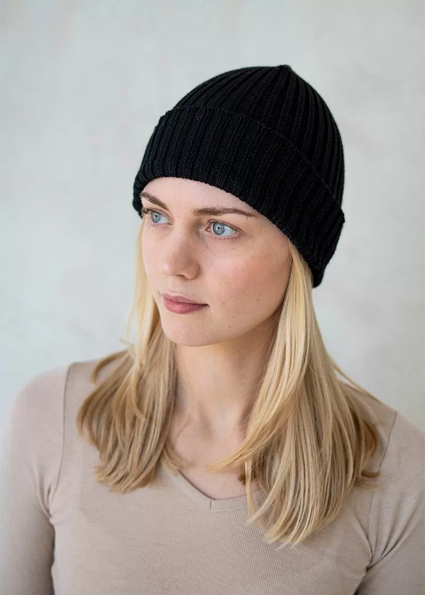 Ribbestrikket lue i ull