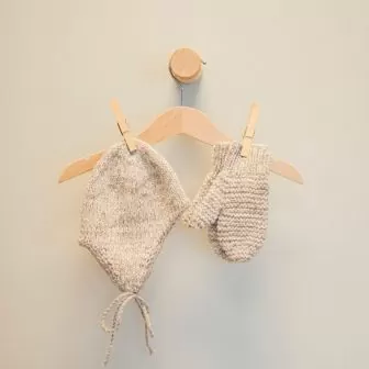 Barnehagesett:lue og votter - Strikk