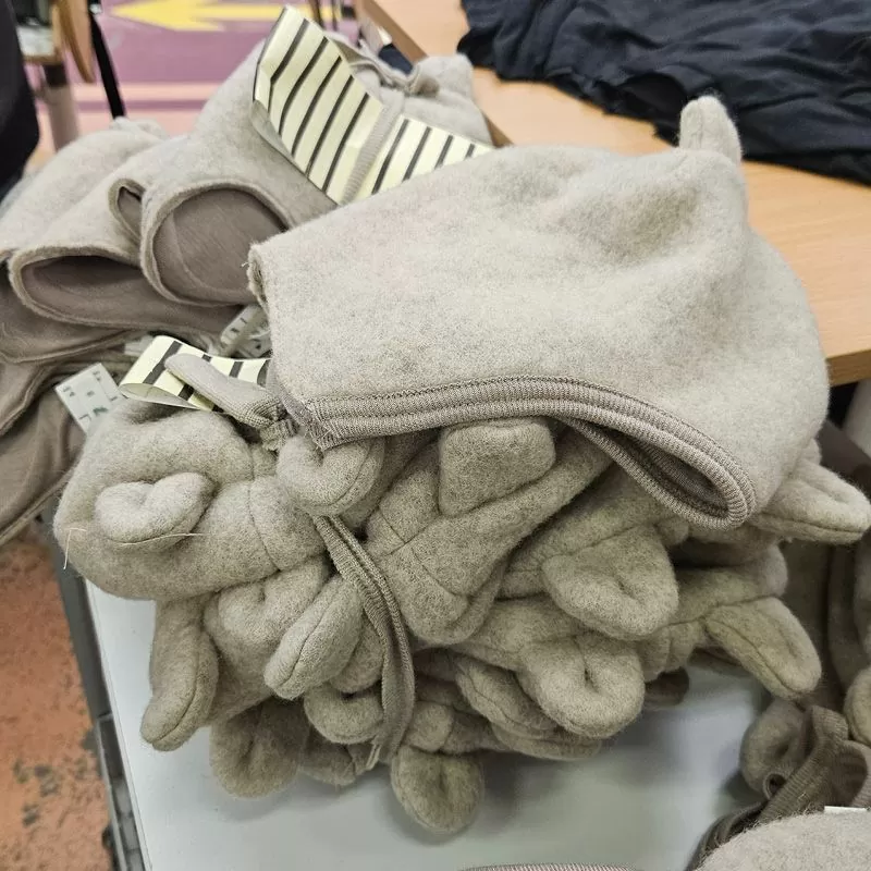 Nøstebarnplagg under produksjon